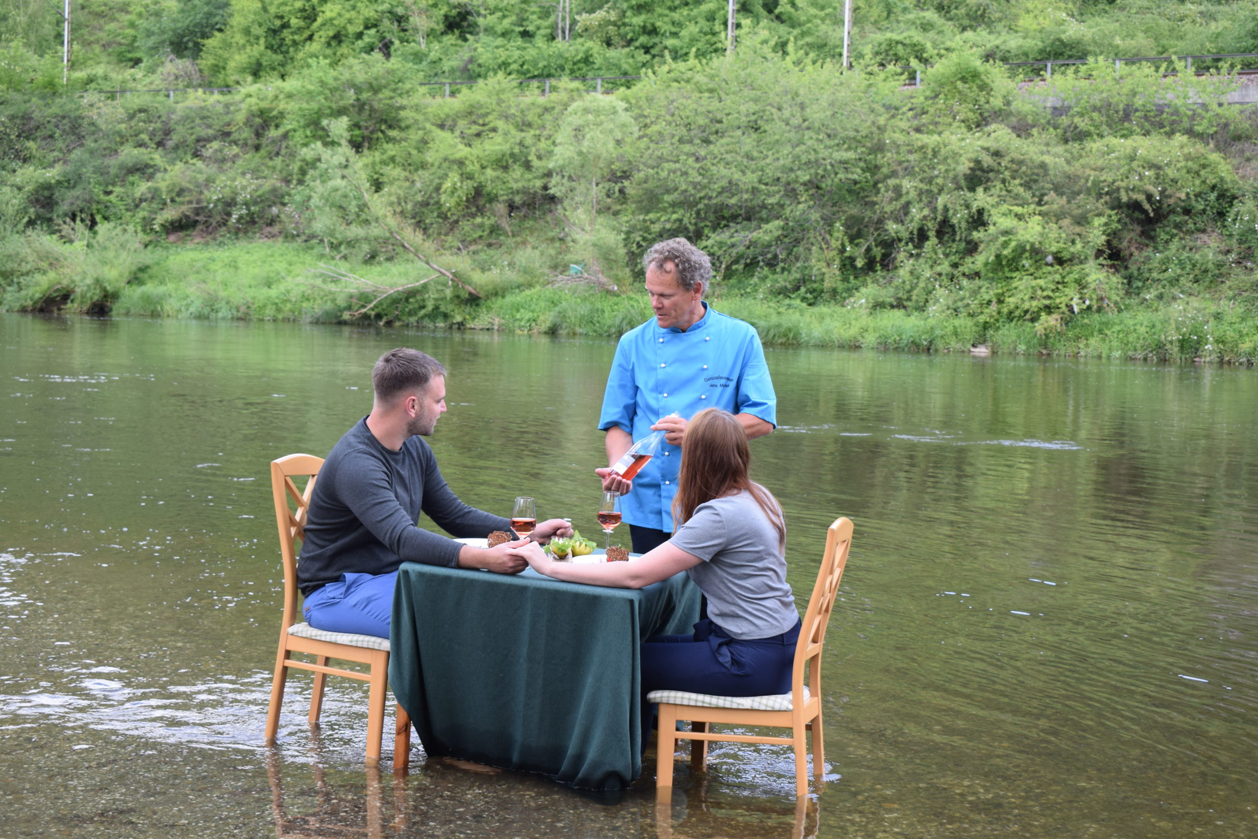 mietkoch bei gästen am fluss